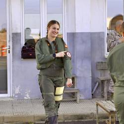 La princesa de Asturias, Leonor de Borbón, enseña a sus compañeros el parche que acredita que ha efectuado su primer vuelo en solitario en la Academia General del Aire y del Espacio.