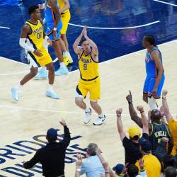 El base de Indiana Pacers T.J. McConnell animando al público local en la victoria de su equipo contra Oklahoma City Thunder.