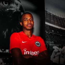 El Eintracht Frankfurt dejará salir a William Pacho en el mercado de verano.