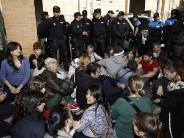 Manifestantes intentan impedir que ambulancia se lleve al perro Excálibur