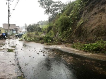 Deslizamiento de tierra provoca cierre de vía Interoceánica, en Quito