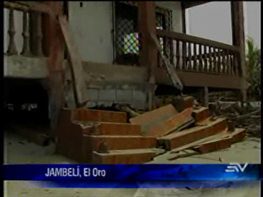 9 casas quedaron destrozadas tras oleaje en Jambelí