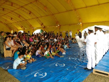 Madres damnificadas reciben homenaje de la Armada Nacional