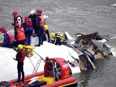 Avión se estrella en Taiwán dejando al menos 23 muertos