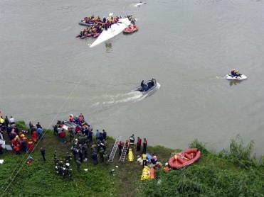 Avión se estrella en Taiwán dejando al menos 23 muertos