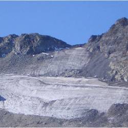 Cueva en el interior del glaciar Morteratsch, en Suiza. Fotografía facilitada por Lander Van Tricht / ETH Zurich, Cátedra de Glaciología.