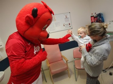 Antonio Valencia y otros jugadores del Manchester United regalaron sonrisas