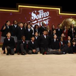 MADRID, 22/12/2025.- Los niños de San Ildefonso posan tras la celebración del Sorteo Extraordinario de Navidad este lunes en el Teatro Real de Madrid. EFE/Chema Moya