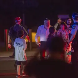 Un oficial de policía observa a la gente que desaloja la playa de Bondi en Sídney, Australia.