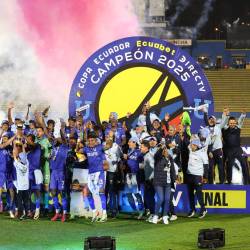 Jugadores de Universidad Católica celebran tras quedar campeones de la Copa Ecuador