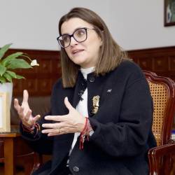 La vicepresidenta de Ecuador, María José Pinto, habla en una entrevista con EFE el 22 de diciembre de 2025 en Quito.
