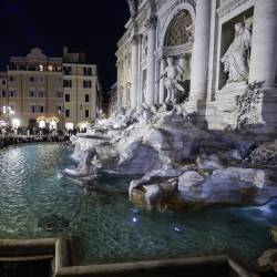 ROME (Italy), 19/12/2025.- Los turistas hacen cola frente a la Fuente de Trevi en Roma, Italia, el 19 de diciembre de 2025. La barroca Fontana di Trevi es la fuente más grande de Roma y una de las fuentes más famosas del mundo.