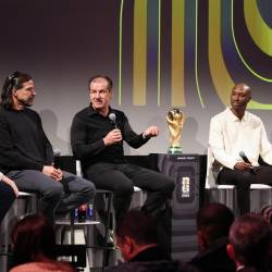Desde la izquierda, los exfutbolistas Marcelo Balboa, Dunga, Luis Hernández, y Atiba Hutchinson, asisten a un panel organizado por la FIFA este miércoles, en el Kennedy Center en Washington (Estados Unidos).