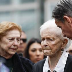La tía de Erik y Lyle Menendez, Joan VanderMolen (C), habla con los medios después de una audiencia, en una fotografía de archivo.