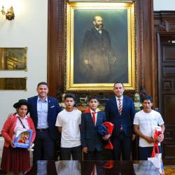 El presidente de Perú, José Jerí junto a Pol Deportes, en el palacio de Gobierno.