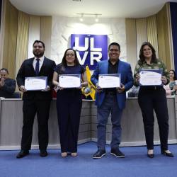 María Cecilia Largacha recibe un reconocimiento por su aporte al periodismo ecuatoriano.