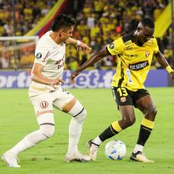 Janner Corozo (d) de Barcelona SC disputa un balón con Cesar Inga (i) de Universitario este martes, en un partido de la fase de grupos de la Copa Libertadores
