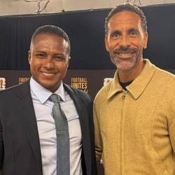 Antonio Valencia junto a Rio Fernidand.