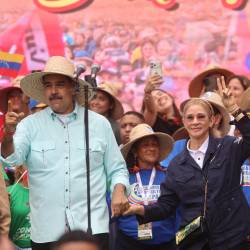El presidente de Venezuela, Nicolás Maduro (i), pronuncia un discurso junto a su esposa, Cilia Flores, durante una marcha el miércoles, en Caracas (Venezuela).