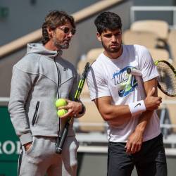 Fotografía de archivo del número uno del mundo Carlos Alcaraz (d) y su entrenador Juan Carlos Ferrero, que han anunciado este miércoles el final de su relación deportiva después de más de siete años.