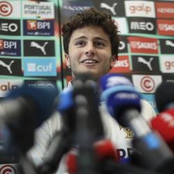 Joao Neves, mediocampista de la selección portuguesa, en conferencia de prensa previo a la final de la UEFA Nations League este 8 de junio in Munich, Alemania.