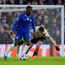 Moisés Caicedo, volante del Chelsea, en el partido ante el FC Barcelona por la quinta fecha de la fase inicial de la Champions League