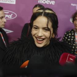 La cantante Rosalía atiende a la prensa a su llegada a la gala de LOS40 Music Awards 2025 este viernes, en el Roig Arena de València. EFE/Kai Forsterling