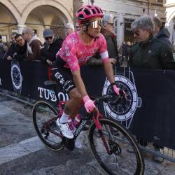 Richard Carapaz se ubica entre los 20 mejores del Tirreno Adriático.