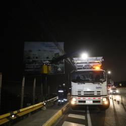 Retiro de vallas en una vía de Quito.