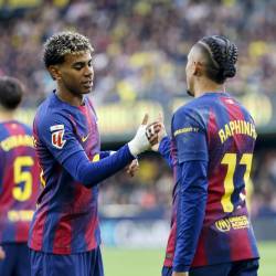 El delantero brasilero del Barça, Raphinha, celebra con su compañero Lamine Yamal tras anotar el primer gol del equipo este domingo, durante el partido de la jornada 17 de LaLiga, que disputaron Villarreal CF y el FC Barcelona en el Estadio de la Cerámica.