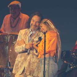 El cantante mexicano Marco Antonio Solís sonríe junto a la colombiana Karol G durante una presentación en la ceremonia de los Latin Grammy este jueves, en Las Vegas.