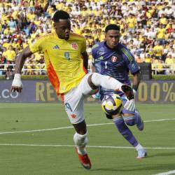 Jhon Durán (i) de Colombia, disputa el balón con Pedro Gallese, de Perú, este viernes, en un partido por las Eliminatorias Sudamericanas para el Mundial 2026