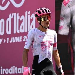 Richard Carapaz compite para ganar el Giro de Italia 2025.