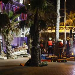Bomberos rescatando a personas heridas al desplomarse un edificio en la Playa de Palma