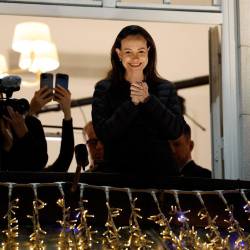 María Corina Machado saluda desde un balcón en Oslo, Noruega.