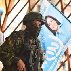 Imagen de un militar velando por la seguridad de Luisa González, en un mitín político en Manta.
