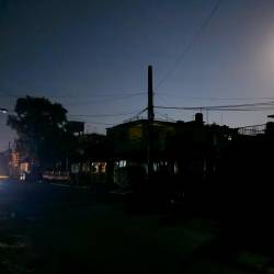 Fotografía de viviendas sin luz en un barrio este viernes, durante un apagón en La Habana.