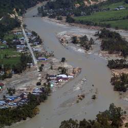 Una imagen aérea tomada desde un helicóptero muestra las áreas afectadas por las inundaciones en Lokop, Aceh Oriental, Indonesia, el 4 de diciembre de 2025.