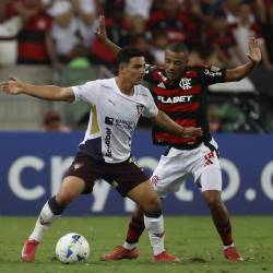 Flamengo superó por 2-0 a Liga de Quito en la Copa Libertadores.