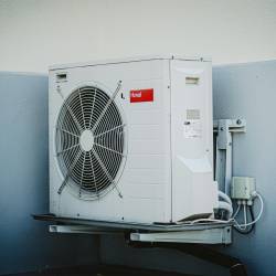 Imagen de un aire acondicionado, en los exteriores de una casa. Es uno de los electrodomésticos más usados en Guayaquil debido a las altas temperaturas de la ciudad.