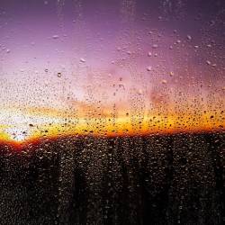 El clima con una temperatura calurosa, a su vez, con lluvia.