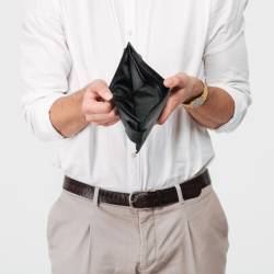 Un hombre con una billetera vacía.