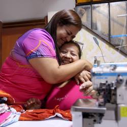 La migrante venezolana María Dorta (i) abrazando a su madre durante una entrevista con EFE, en Lima (Perú).
