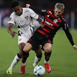 Daniel de la Cruz (i) de Liga de Quito disputa un balón con Guillermo Varela de Flamengo este martes, en un partido de la fase de grupos de la Copa Libertadores