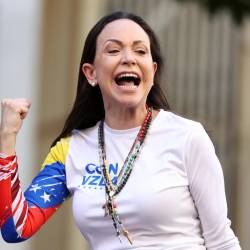 La líder opositora venezolana, María Corina Machado, gesticula mientras se dirige a sus partidarios durante una protesta convocada por la oposición en vísperas de la investidura presidencial en Caracas el 9 de enero de 2025.