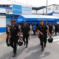 Agentes de la policía antidisturbios caminan frente al hospital donde se encuentra hospitalizado el ex presidente de Perú (2021-2022), Pedro Castillo, en Lima, el 13 de marzo de 2025.