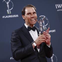 El extenista español Rafael Nadal posa con su galardón icono del deporte durante la ceremonia de entrega de los Premios Laureus que se celebra hoy lunes en Madrid.