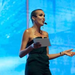 La Flaca Guerrero durante su intervención en el evento organizado por la Cámara de Comercio de Guayaquil, el 4 de diciembre de 2025.