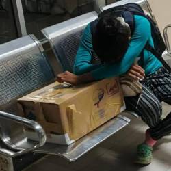 Yawa Sumpa viajó tres horas en un autobús con los restos de su hija hasta la localidad de Taisha.