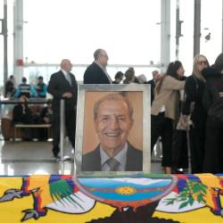 Un retrato del expresidente de Ecuador, Rodrigo Borja, junto a su ataúd durante su velorio en Quito el 19 de diciembre de 2025.